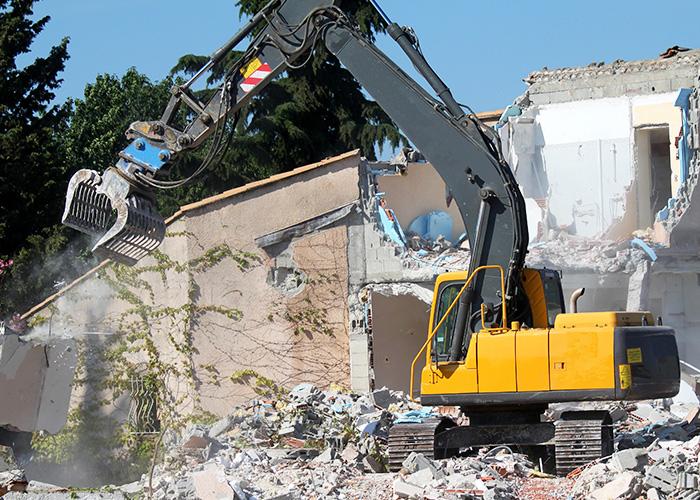Travaux-de-démolition-à-Montignac-Charente